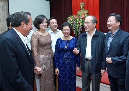 Chủ tịch Quốc hội Nguyễn Sinh Hùng dự Ngày hội đại đoàn kết toàn dân tộc  - ảnh 1